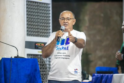 Líder Comunitário durante fala na sessão